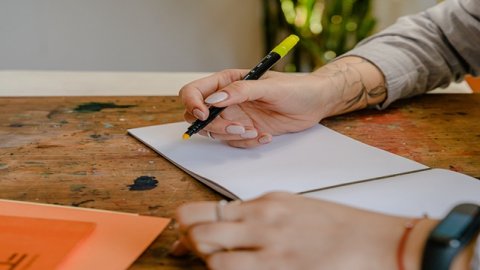 Temu平臺的發(fā)貨規(guī)則：遵循貨物的送達時間，按時送達。